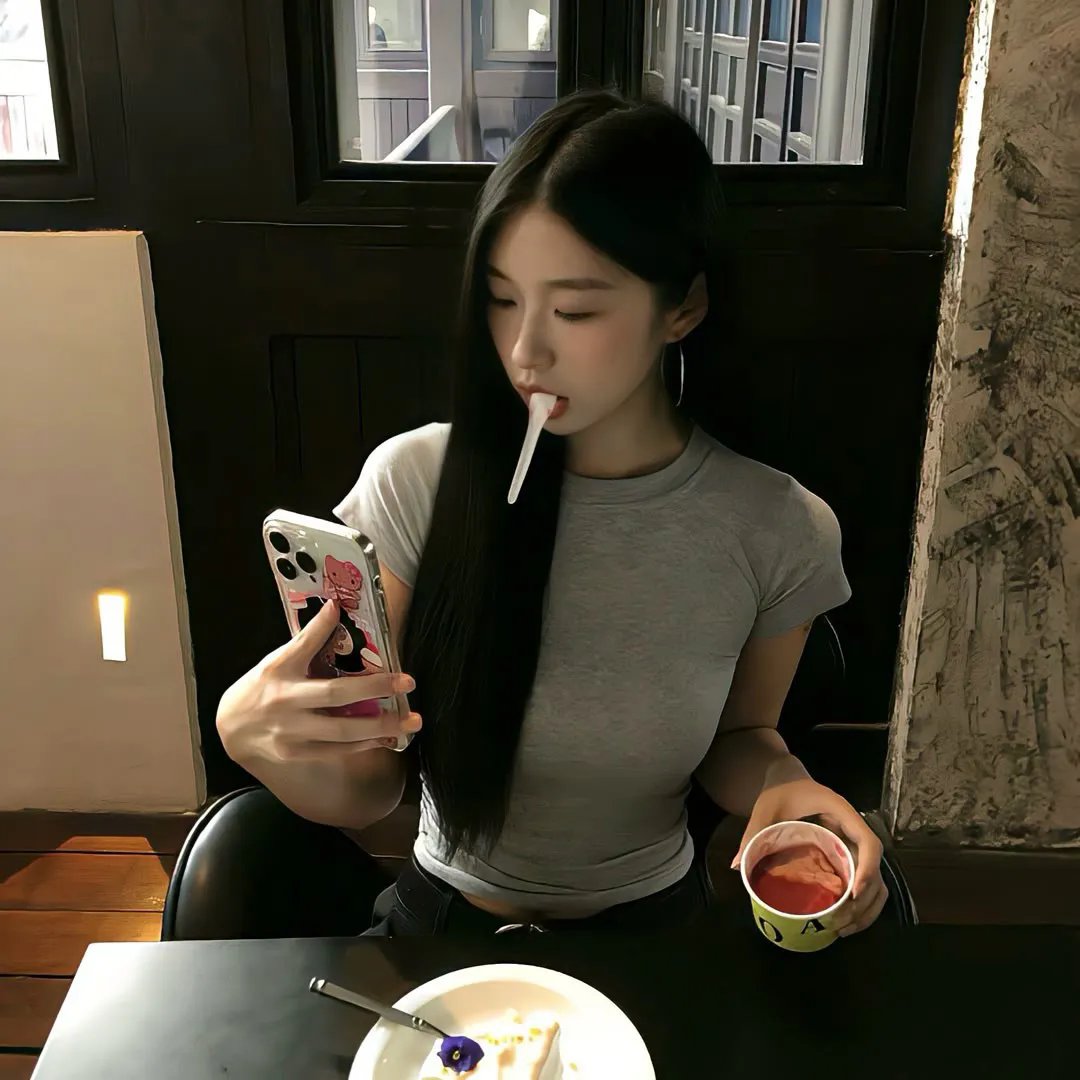 世俗的展览 海报